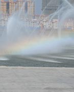 晉陽湖噴泉
　　晉陽湖公園是城市綜合型生態(tài)濱水公園，其景觀工程分為10大區(qū)域，有生態(tài)自然游覽區(qū)、僑鄉(xiāng)文化廣場區(qū)、古厝文化體驗區(qū)、濕地生態(tài)科普區(qū)、城市文化廣場區(qū)、生態(tài)島休閑區(qū)、山林沙地游玩區(qū)和水上活動區(qū)。 